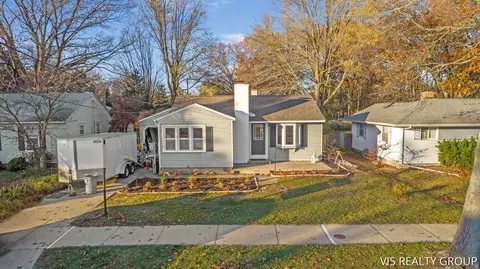 809 River St, Spring Lake, MI 49456 photo 3
