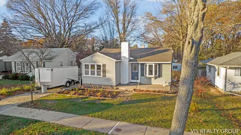 809 River St, Spring Lake, MI 49456