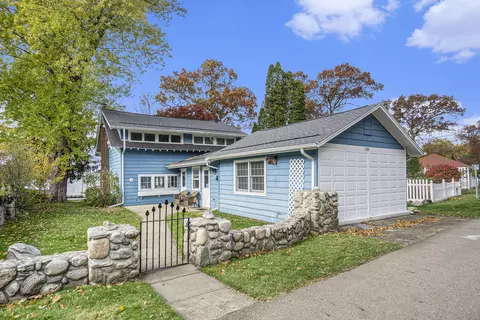 1290 Burlington Dr, Hickory Corners, MI 49060