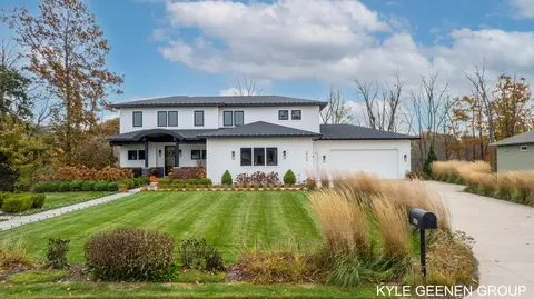 2724 Pinehill Dr, Holland, MI 49424