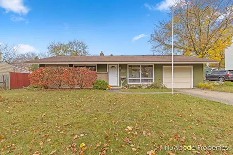 153 Pershing Dr NE, Grand Rapids, MI 49505