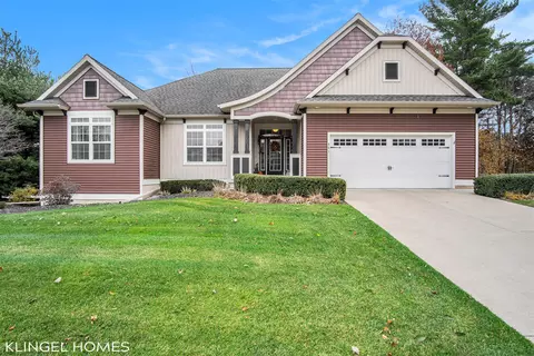 801 Ashlee Dr, Norton Shores, MI 49441
