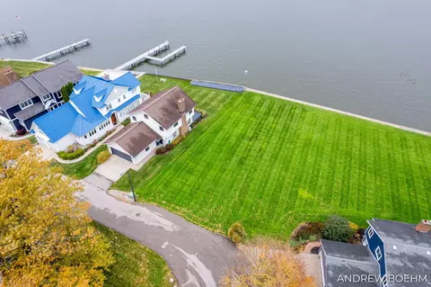 1331 Bayview Dr, Holland, MI 49423