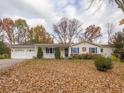 34140 Vauxhill Dr, Paw Paw, MI 49079