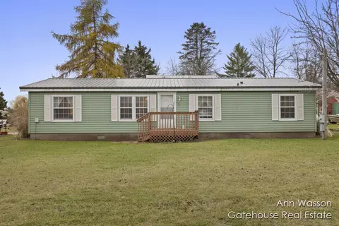 33 W Elm St, Morley, MI 49336