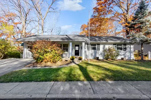1010 Oakridge Dr, Jackson, MI 49203