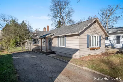 135 Holmdene Blvd NE, Grand Rapids, MI 49503