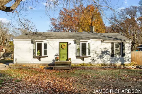 208 Dewitt Ln, Spring Lake, MI 49456