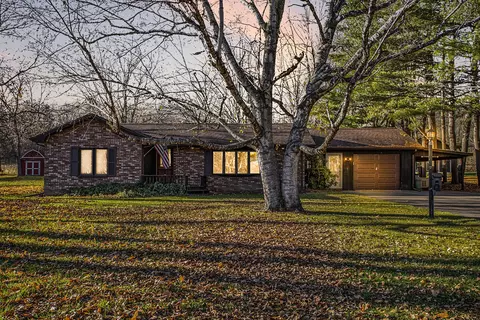 158 4th St, Plainwell, MI 49080