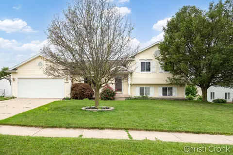 6699 Sawgrass Dr SE, Grand Rapids, MI 49508