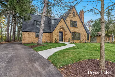 138 Morningside Dr SE, Grand Rapids, MI 49506