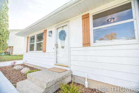 655 Clayton Ave NW, Grand Rapids, MI 49534