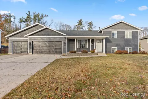 1321 Scott Creek Dr NE, Belmont, MI 49306