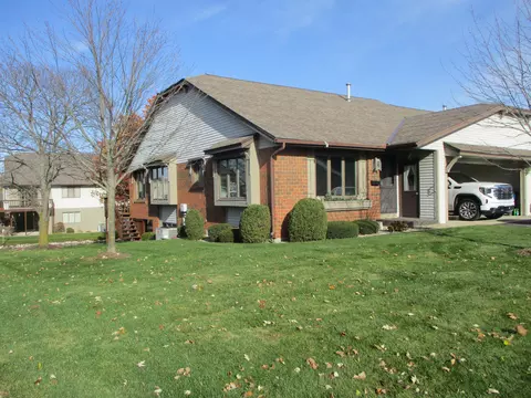 142 Parkside Dr, Zeeland, MI 49464