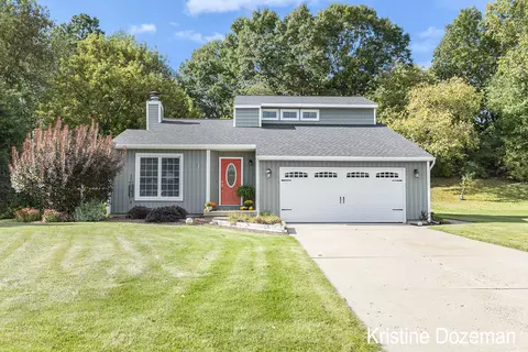 7297 Loma Linda Dr NE, Rockford, MI 49341