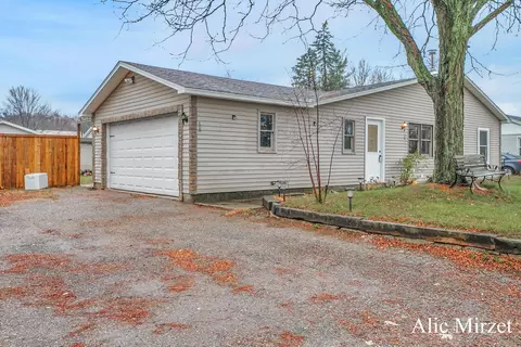 68 Nancy St SE, Kentwood, MI 49548