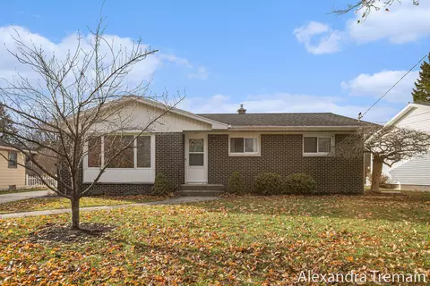 2819 Hollis Dr NE, Grand Rapids, MI 49505