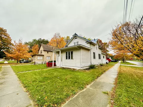 318 E Hoffman St, Three Rivers, MI 49093 photo 2