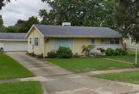 520 Lincoln Lake Ave, Lowell, MI 49331
