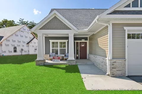 168 Tamarack Ln NE, Rockford, MI 49341