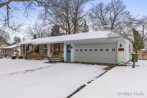 7323 Edgewood Ave, Jenison, MI 49428