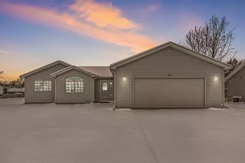 1013 Taylor Dr, Plainwell, MI 49080