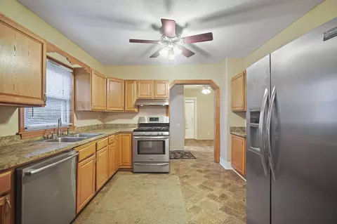 616 Adams St, Jackson, MI 49202 photo 3