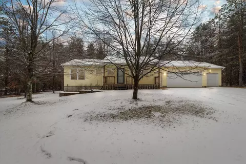 7328 Rolling Pines Dr, Howard City, MI 49329