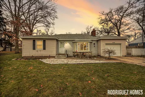 2168 N Manitou Cir, Norton Shores, MI 49441