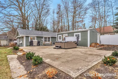 16837 Ferry St, Spring Lake, MI 49456
