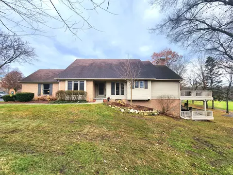 4532 Golf View Dr, Brighton, MI 48116