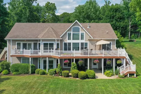64890 N Peninsula Dr, Cassopolis, MI 49031
