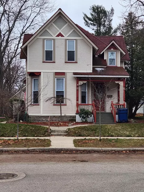 329 6th St, Manistee, MI 49660