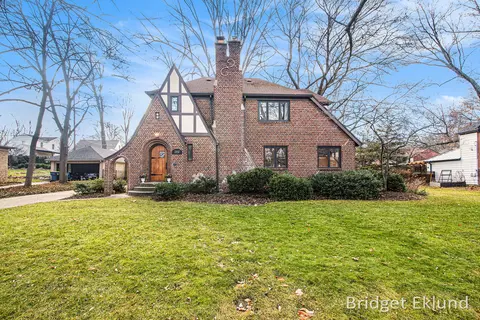 2458 Maplewood Dr SE, Grand Rapids, MI 49506