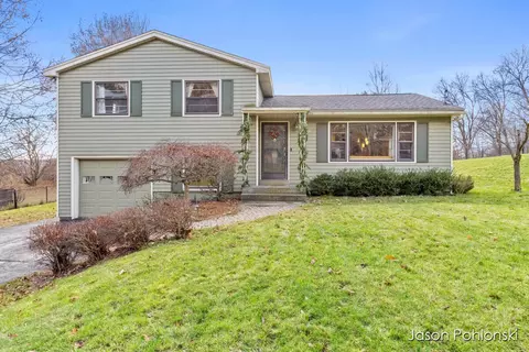 7038 Windcrest St SE, Grand Rapids, MI 49546