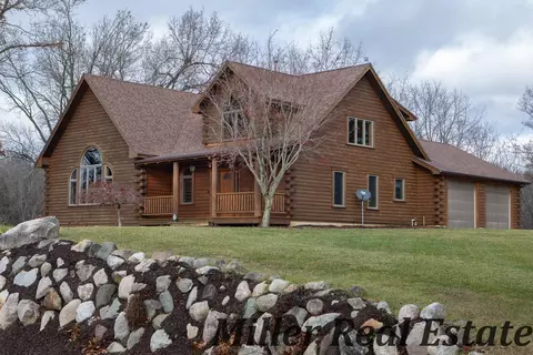 1562 Iroquois Trl, Hastings, MI 49058