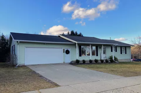 853 Orchard St, Belding, MI 48809 photo 2