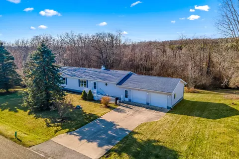 2254 Pondbrooke Dr, Hillsdale, MI 49242