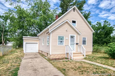 2229 Jarman St, Muskegon Heights, MI 49444