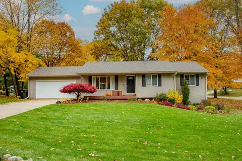 222 Deer Run Dr, Plainwell, MI 49080 photo 2