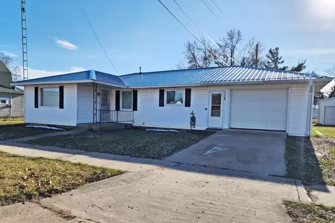 112 E 3rd St, Evart, MI 49631