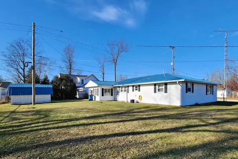 112 E 3rd St, Evart, MI 49631 photo 2