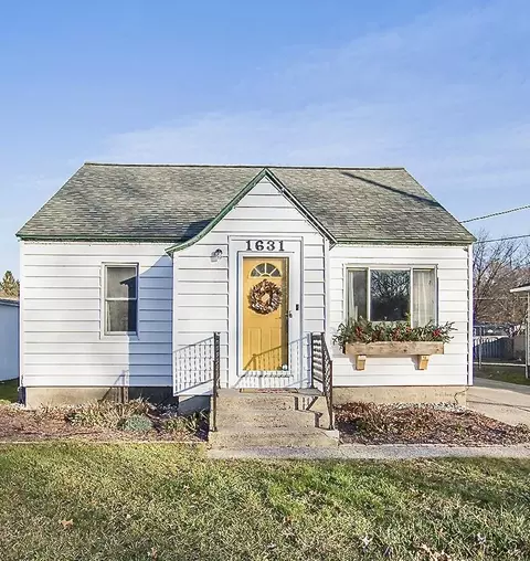 1631 Waverly Ave, Grand Haven, MI 49417