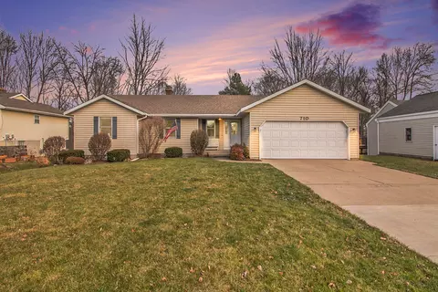 710 Twin Lakes Dr NE, Grand Rapids, MI 49525