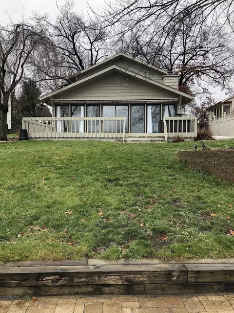 404 W Crooked Lake Dr, Kalamazoo, MI 49009