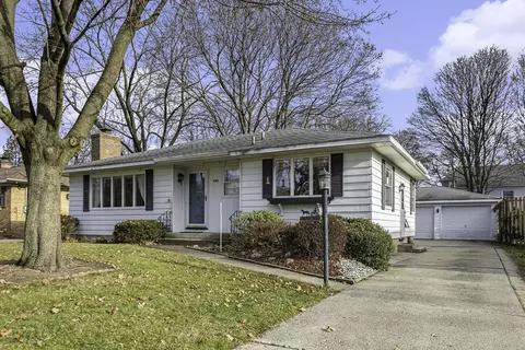 940 Westmoor Dr NW, Grand Rapids, MI 49504