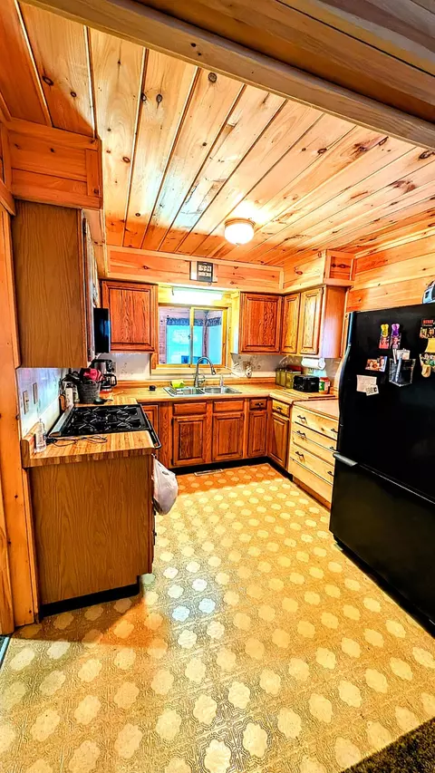 Kitchen - 5305 W 52nd St, Baldwin, MI 49304 photo 2 of 2