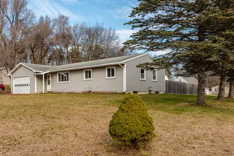 1692 Stonewood Dr, Lowell, MI 49331