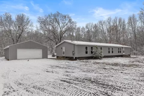 12381 Saddler Rd, Plainwell, MI 49080