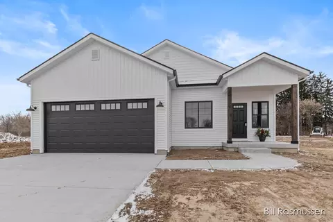 13838 Meadowoak Dr NE, Greenville, MI 48838
